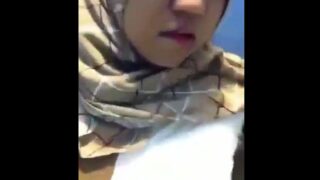 Gadis Jilbab Asik Banget Mainin Gunung Kembar Nya