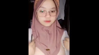 ABG Jilbab Asik Sekali Mainin Gunung Gede Nya Nyampe Apem Nya Lumerr