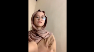 Gadis Jilbab Kebelet Wikwik